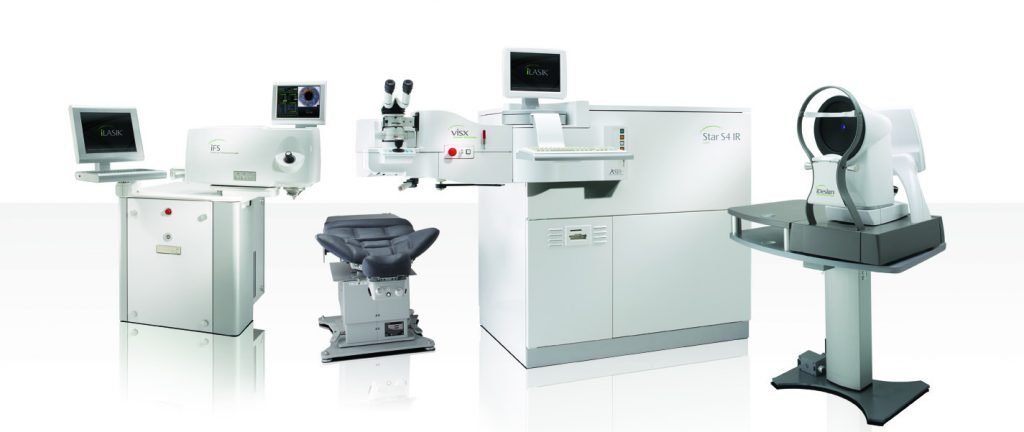 Surgeon operating the Zeiss laser system at Delhi Eye Centre
